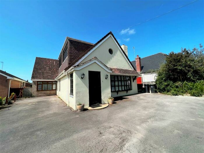 4 Bedroom Chalet For Sale In Blandford Road, Sturminster Marshall, Wimborne, BH21