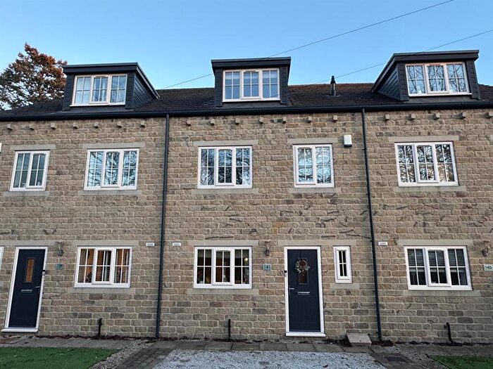 4 Bedroom Town House For Sale In Cleckheaton Road, Low Moor, Bradford, BD12