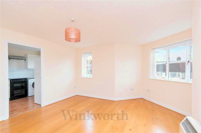 2 Bedroom Apartment To Rent In Windmill Drive, London, NW2
