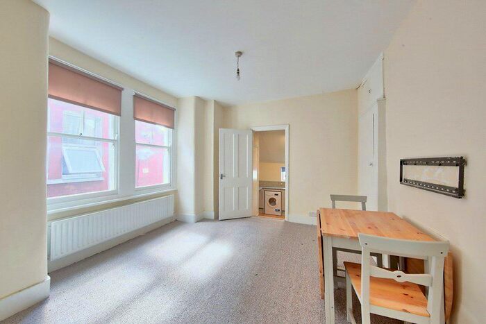 3 Bedroom Flat To Rent In Gambole Road, London, SW17