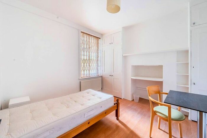3 Bedroom Flat To Rent In Queens Club Gardens, Barons Court, London, W14