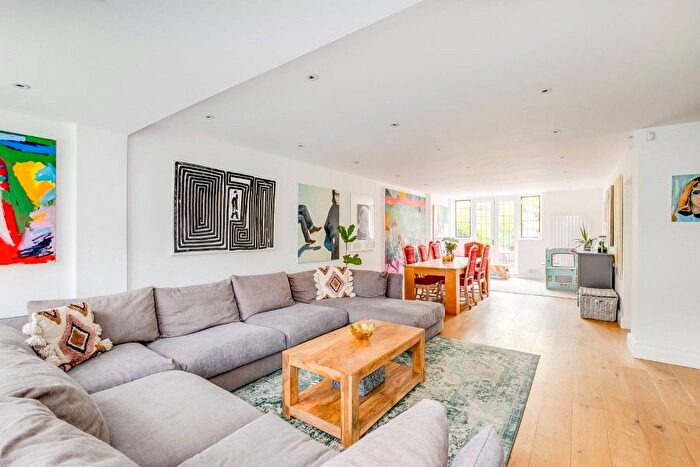 4 Bedroom Property To Rent In Raeburn Close, Hampstead Garden Suburb, NW11