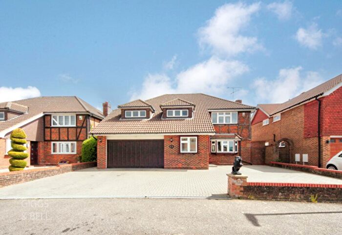 4 Bedroom Detached House For Sale In Clinton Avenue, Luton, LU2