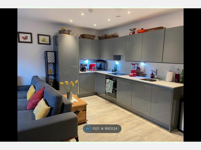 2 Bedroom Flat To Rent In Swan Street, London, TW7