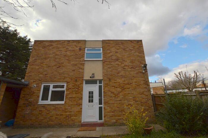 3 Bedroom Detached House To Rent In Friary Road, London, SE15