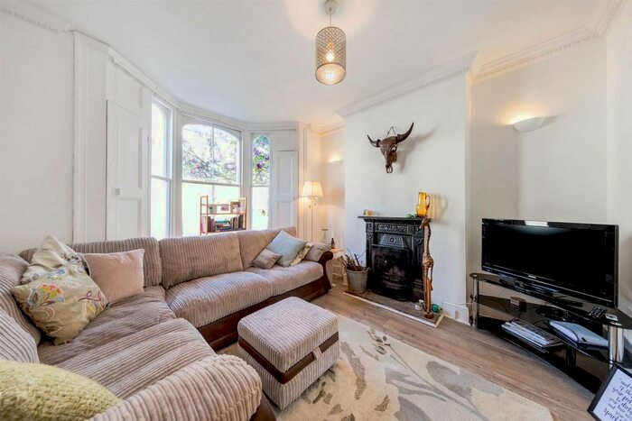 2 Bedroom Flat To Rent In Dalyell Road, London, SW9
