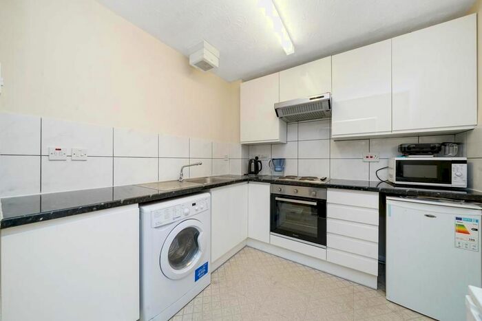 1 Bedroom Flat To Rent In Chaucer Drive, London, SE1
