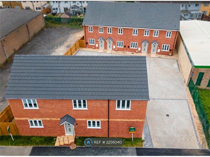 3 Bedroom Terraced House To Rent In Horsham Road, Swindon, SN3