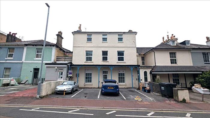 2 Bedroom Flat To Rent In Abbey Road, Torquay, TQ2