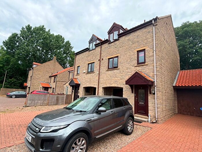 3 Bedroom Semi-detached House For Sale In Newby Farm Court, Scarborough, YO12