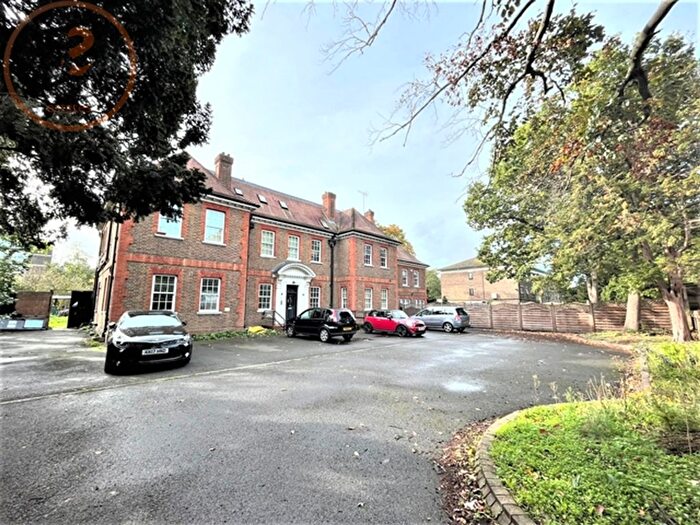 2 Bedroom Flat To Rent In North Drive, Tooting Bec, London, SW16