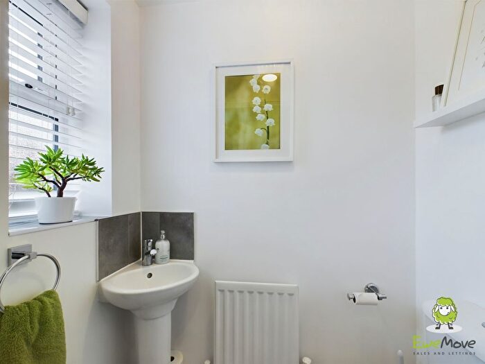 3 Bedroom Town House For Sale In Avington Way, Sherfield-On-Loddon, Hook, Hampshire, RG27
