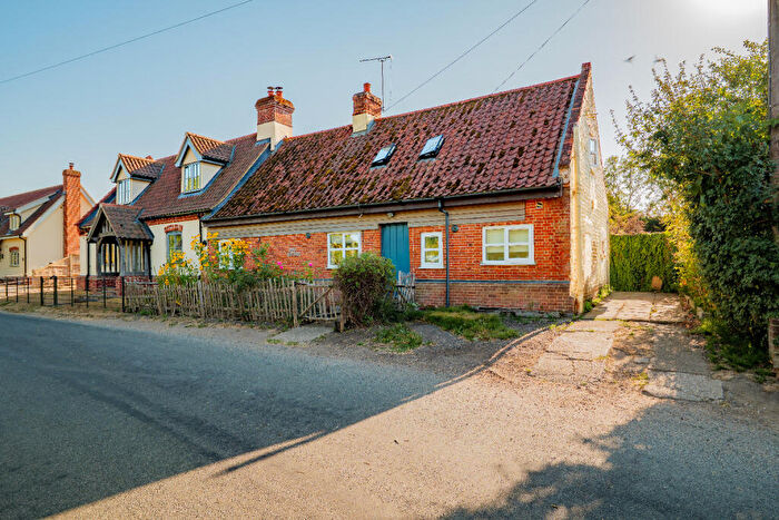 3 Bedroom Semi-Detached House For Sale In Dereham Road, Beeston, PE32