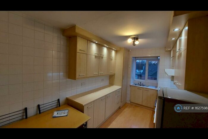 2 Bedroom Flat To Rent In Singleton Court, Prestwich, Manchester, M25
