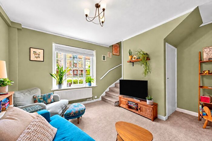 2 Bedroom Flat For Sale In Albion Avenue, London, SW8