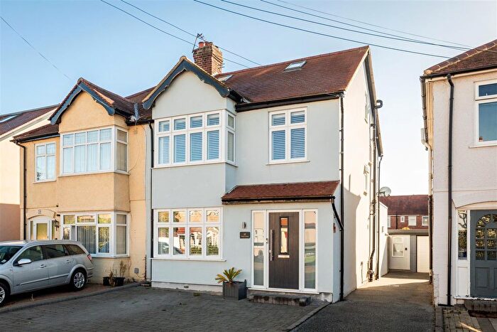 4 Bedroom Property For Sale In Chestnut Grove, TW7