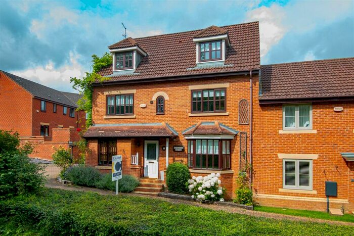 6 Bedroom Town House To Rent In Beddoes Croft. Medbourne, MK5