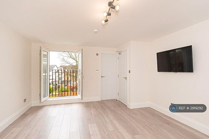 Studio To Rent In Hurlstone Road, London, SE25