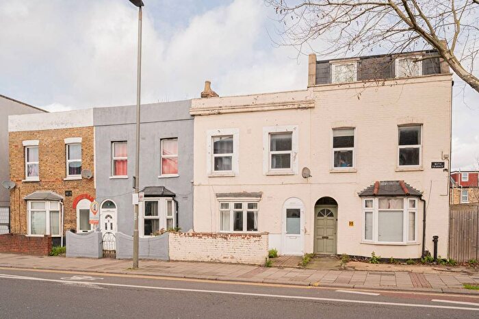 3 Bedroom Terraced House To Rent In Garratt Lane, Tooting, London, SW17