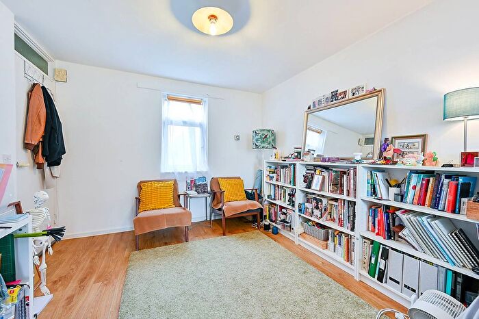 1 Bedroom Flat For Sale In Hanger Vale, Ealing, London, W5