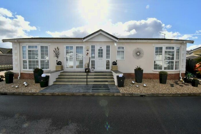 2 Bedroom Park Home For Sale In Kensington Grove, Torksey Lock, LN1
