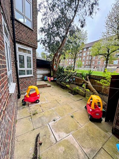 2 Bedroom Flat For Sale In Homerton Road, London, E9