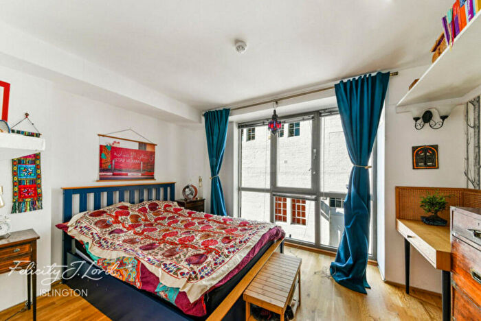 2 Bedroom Flat For Sale In Hoxton Square, London, N1