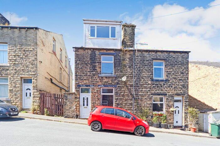3 Bedroom End Of Terrace House For Sale In Bracewell Street, Keighley, BD21
