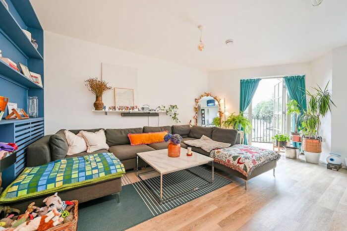 1 Bedroom Flat For Sale In Palladian Gardens, Chiswick, London, W4