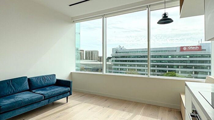 1 Bedroom Flat To Rent In Great West Road, Brentford, TW8