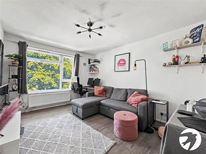 1 Bedroom Flat For Sale In Churchill Avenue, Chatham, Kent, ME5