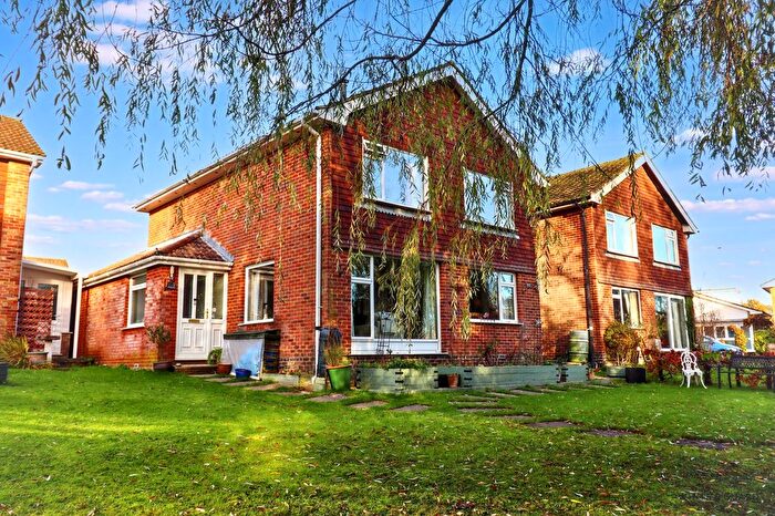 4 Bedroom Detached House For Sale In Piping Green, Colden Common, SO21