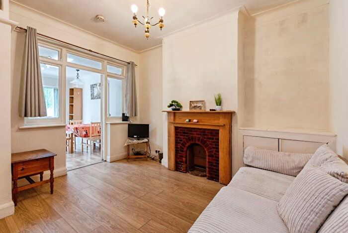 3 Bedroom Terraced House For Sale In Long Lane, London, N3