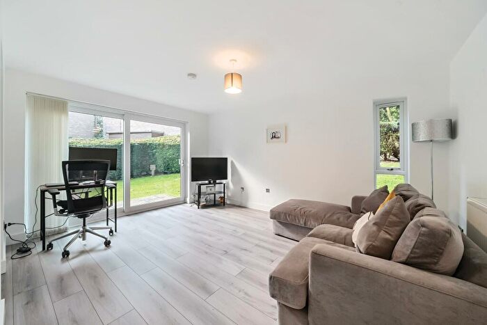 1 Bedroom Flat For Sale In Gledhow Wood Close, Oakwood, Leeds, LS8