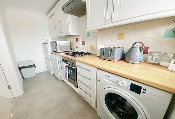 2 Bedroom Flat To Rent In Churchill Lodge, Alumdale Road, Bournemouth, Dorset, BH4