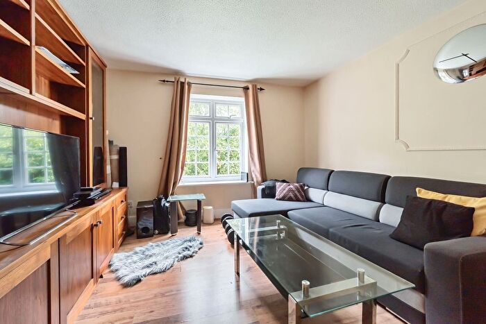 1 Bedroom Flat To Rent In Ivy Drive, Lightwater, GU18