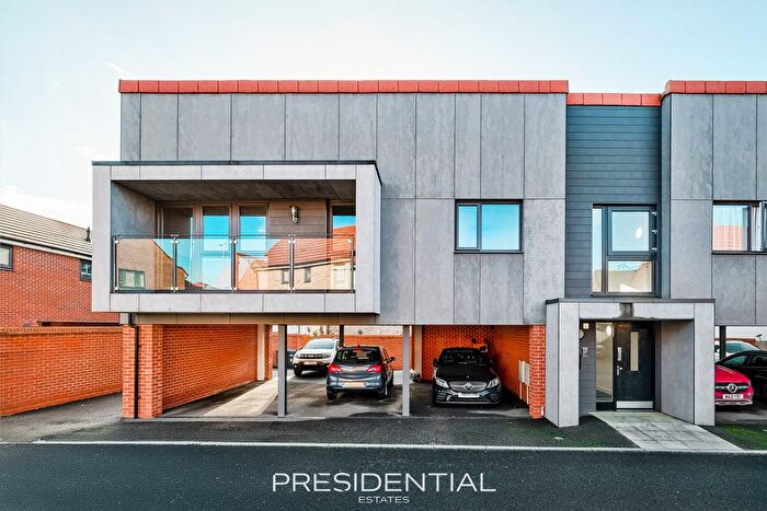 2 Bedroom Flat For Sale In Plumtree Drive, Harlow, CM17