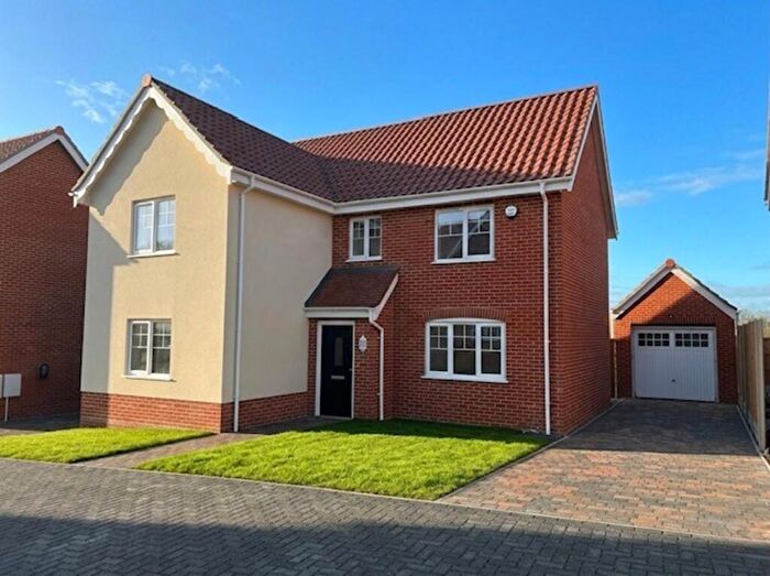 4 Bedroom Detached House For Sale In Lakeside, Blundeston, Suffolk, NR32