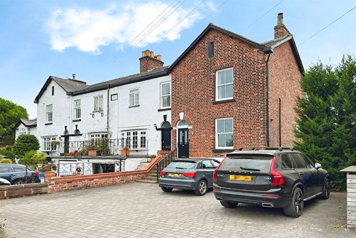 4 Bedroom End Of Terrace House For Sale In Rushgreen Road, WA13