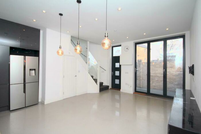 2 Bedroom Detached House To Rent In St Marks Rise, Dalston, London, E8