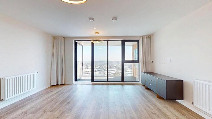 2 Bedroom Flat To Rent In Lakeside Drive, London, NW10