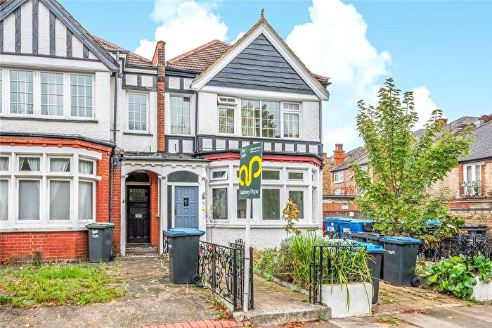 3 Bedroom Flat For Sale In Lakeside Road, Palmers Green, London, N13