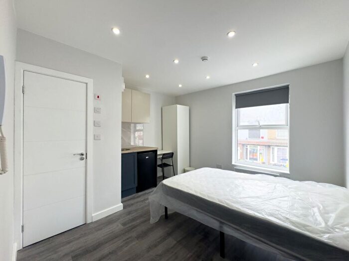 Apartment To Rent In Mead Road, Edgware, HA8