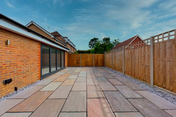 2 Bedroom Detached Bungalow To Rent In Horley, Surrey, RH6