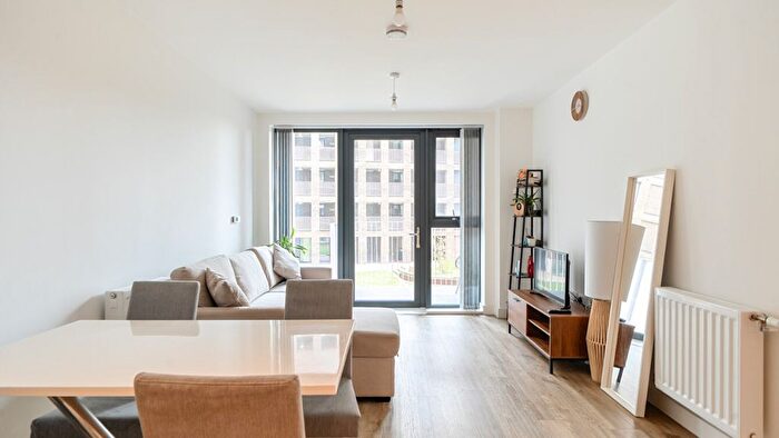 2 Bedroom Flat For Sale In Lakeside Drive, Park Royal, NW10