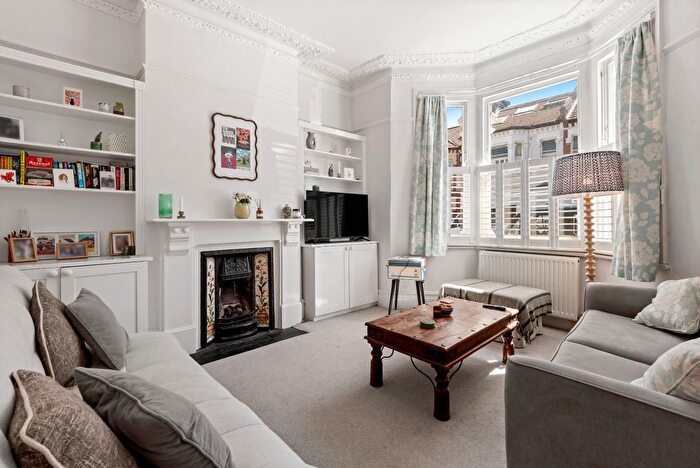 1 Bedroom Flat For Sale In Aliwal Road, London, SW11