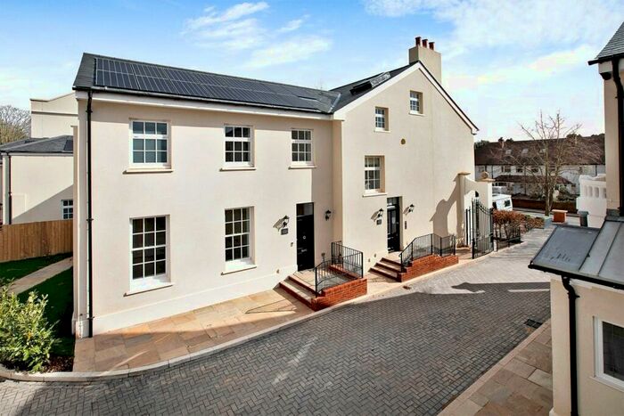 2 Bedroom Apartment To Rent In Magdalen Road, Exeter, Devon, EX2