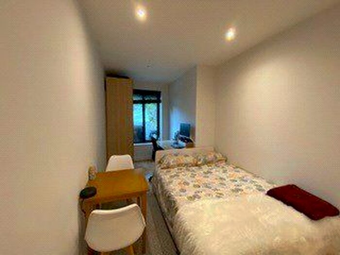 Studio To Rent In Oak Way, London, N14