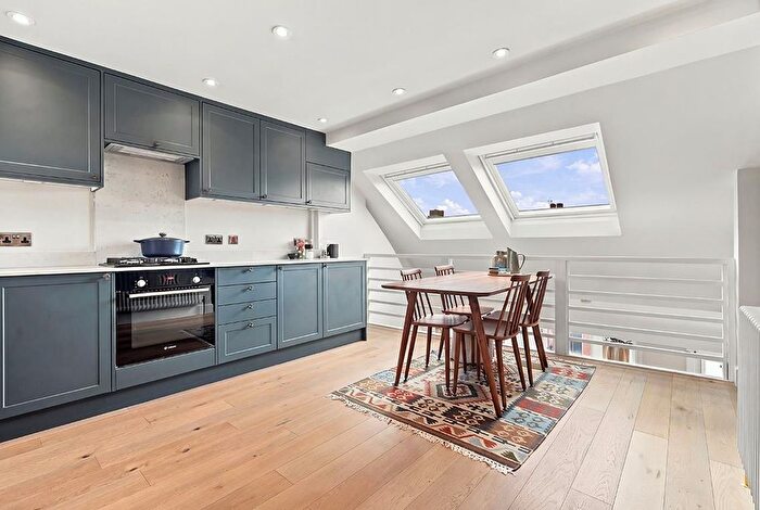 2 Bedroom Flat For Sale In Petley Road, Hammersmith, London, W6