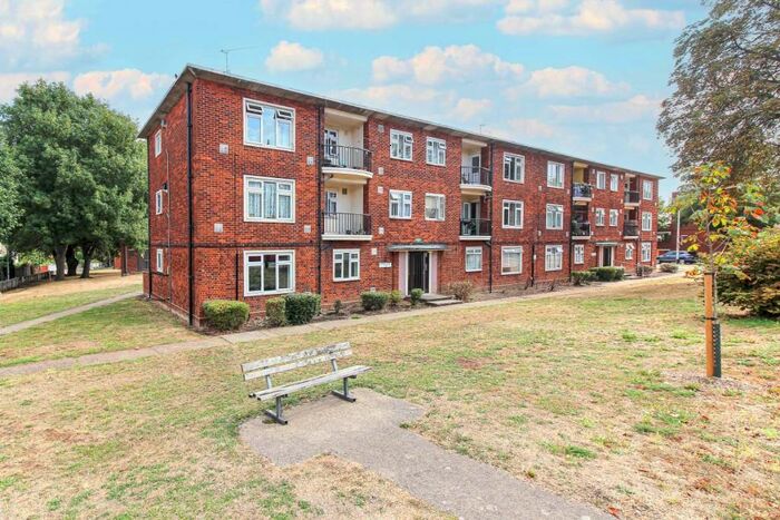 2 Bedroom Ground Flat To Rent In Priory Close, Churchfields, Woodford Green, Essex, E18